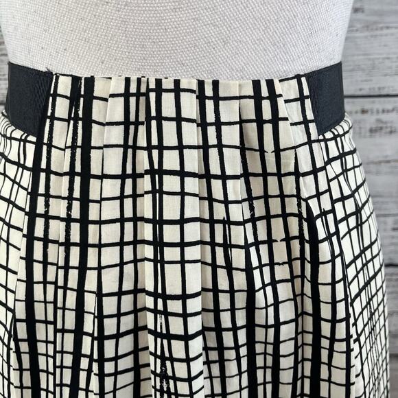 Worthington Skirt size 10 Ivory Black Plaid Pleated Knee A Line Stretch Modest - Picture 3 of 8